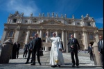 papież franciszek na placu świętego piotra